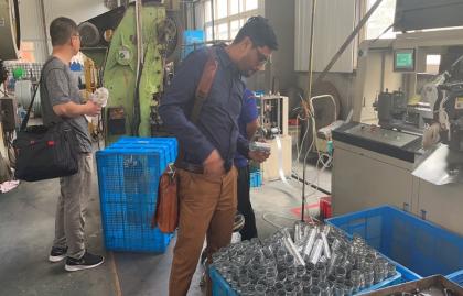 Clientes de Bangladesh visitam a fábrica Headman